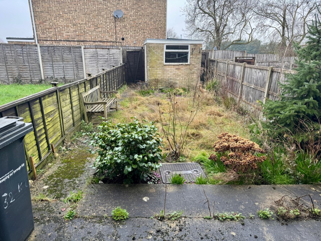 Lot: 85 - MID-TERRACE HOUSE FOR IMPROVEMENT WITH GARAGE EN-BLOC - Rear garden